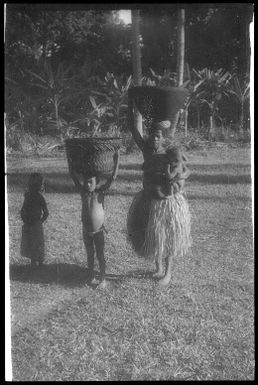 Burdened mother with children (1) : Goodenough Island, D'Entrecasteaux Islands, Papua New Guinea, 1956-1958 / Terence and Margaret Spencer