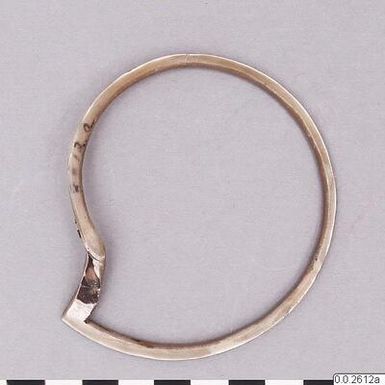 ["armring, bracelet"]