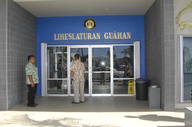 [Assignment: 48-DPA-SOI_K_Guam_6-6-7-07] Pacific Islands Tour: Visit of Secretary Dirk Kempthorne [and aides] to Guam, U.S. Territory [48-DPA-SOI_K_Guam_6-6-7-07__DI11659.JPG]