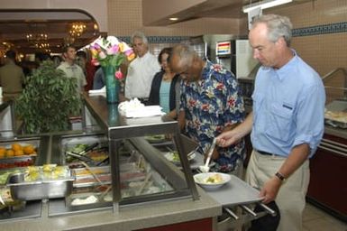 [Assignment: 48-DPA-SOI_K_Guam_6-6-7-07] Pacific Islands Tour: Visit of Secretary Dirk Kempthorne [and aides] to Guam, U.S. Territory [48-DPA-SOI_K_Guam_6-6-7-07__DI12218.JPG]