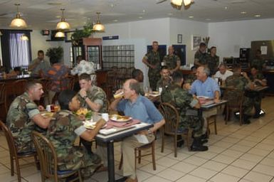 [Assignment: 48-DPA-SOI_K_Guam_6-6-7-07] Pacific Islands Tour: Visit of Secretary Dirk Kempthorne [and aides] to Guam, U.S. Territory [48-DPA-SOI_K_Guam_6-6-7-07__DI12015.JPG]