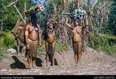 Chimbu - Mt Hagen, 6 miles after Kundiawa - Chimbu women