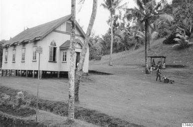 ["gräsklippare, kapell, barn, by, fotografi, photograph"]