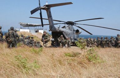 Marines from the US Marine Corps (USMC) and Philippine Marine Corps (PMC) gather around a USMC CH-53D Sea Stallion from Heavy Marine Helicopter Squadron-463 (HMH-463), Kaneohe Bay, Hawaii (HI), for a class on loading and off loading maneuvers of helicopters. The US Marines from 3rd Battalion (BN) 8th Marines (MAR) (3/8) on the Unit Deployment Program (UDP), Marine Corps Base (MCB) Camp Lejeune, North Carolina (NC), demonstrated the techniques during MARINE INTEROPERABILITY EXERCISE (MIX) at the Philippine Marine Base Ternate. MIX is a bilateral training exercise involving the US Marines of 3/8 and the Philippine Marine Corps