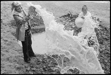 Tepaeru Skinnon and Tepaeru Rangi emptying a hangi pit