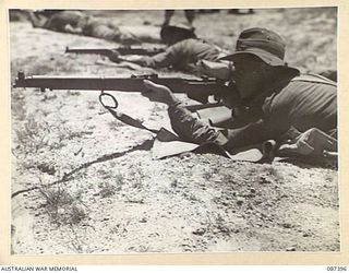 HERBERTON, QUEENSLAND. 1945-03-08. SIGNALMAN E. HAWKE, 2/28 INFANTRY BATTALION FIRING ONE OF HIS 10 ROUNDS APPLICATION FROM THE 600 YARDS MOUND DURING THE GENERAL OFFICER COMMANDING 9 DIVISION GOLD ..