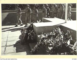 LAE, NEW GUINEA. 1944-04-23. MEMBERS OF THE AUSTRALIAN ARMY NURSING SERVICE FROM THE 2/7TH GENERAL HOSPITAL AMONG SERVICE PERSONNEL DURING AN INSPECTION OF THE LAE WAR CEMETERY AT THE CONCLUSION OF ..