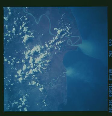 STS080-769-045 - STS-080 - Earth observations taken from Space Shuttle Columbia during STS-80 mission