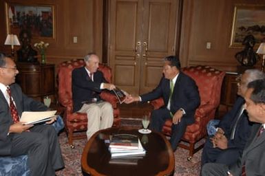 [Assignment: 48-DPA-09-26-07_SOI_K_Pres_Note] Secretary Dirk Kempthorne [and aides meeting at Main Interior] with delegation from Republic of Marshall Islands, led by Marshalls President Kessai Note [48-DPA-09-26-07_SOI_K_Pres_Note_DOI_2163.JPG]