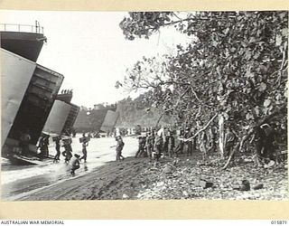 1943-09-29. NEW GUINEA. ATTACK ON FINSCHHAFEN. SUPPLIES COME ASHORE AT THE DISEMBARKATION POINT AT A BEACH SIX MILES FROM FINSCHHAFEN