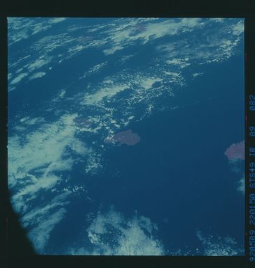 S49-89-082 - STS-049 - STS-49 earth observations