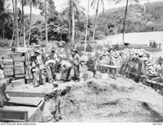 FINSCHHAFEN, NEW GUINEA. 1943-11-20. AUSTRALIAN TROOPS SORTING STORES AT THE BEACHHEAD