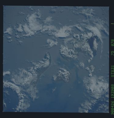 S31-75-078 - STS-031 - STS-31 earth observations