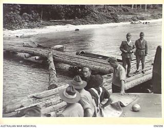 BONIS PENINSULA, BOUGAINVILLE. 1945-09-14. MEMBERS OF HEADQUARTERS 2 CORPS, PREPARED FOR SURRENDER DISCUSSIONS WITH THE JAPANESE, WENT ASHORE AT JAPANESE NAVAL HEADQUARTERS, BONIS PENINSULA. THEY ..