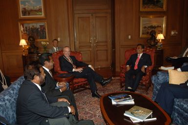 [Assignment: 48-DPA-02-25-08_SOI_K_Pres_Palau] Secretary Dirk Kempthorne [meeting at Main Interior] with government delegation from the Republic of Palau, [led by Palau President Tommy Remengesau. Secretary Kempthorne and President Remengesau discussed, among other subjects, the possibility of creating a National Heritage Area on the Palau island of Peleliu, along with the upcoming Review of the Palau-U.S. Compact of Free Association.] [48-DPA-02-25-08_SOI_K_Pres_Palau_IOD_1098.JPG]