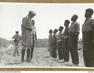 SOUTHPORT, QLD. 1944-01-18. NEW GUINEA POLICE BOYS ON A TOUR OF AUSTRALIAN ARMY UNITS, BEING INSPECTED BY NX135 BRIGADIER D. MACARTHUR-ONSLOW, DSO., OFFICER COMMANDING, 4TH ARMOURED BRIGADE