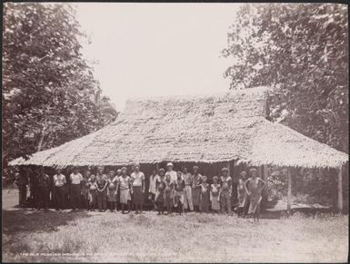People of Mota gathered at the old mission house, Banks Islands, 1906 / J.W. Beattie