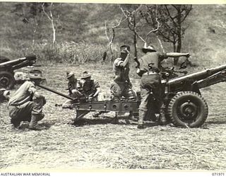 MASAWENG RIVER, NEW GUINEA. 1944-03-31. MEMBERS OF E TROOP, 64TH BATTERY, 2/14TH FIELD REGIMENT, AT GUN DRILL ON A SHORT (QUICK FIRING) 25 POUNDER GUN AT MAXIMUM ELEVATION. IDENTIFIED PERSONNEL ..