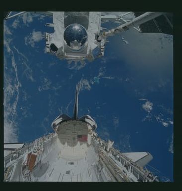 S37-96-004 - STS-037 - OV-104's RMS grapples Gamma Ray Observatory (GRO) during STS-37 deployment