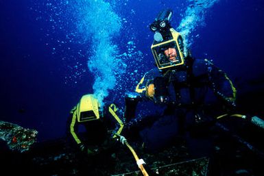Underwater view of two Navy divers working to raise the submarine ex-USS BLUEGILL (SS 242) during Pacific Submarine Salvage Exercise 83 (PACSUBSALVEX-83) off the coast of Maui