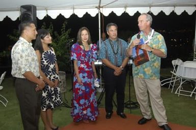 [Assignment: 48-DPA-SOI_K_Guam_6-6-7-07] Pacific Islands Tour: Visit of Secretary Dirk Kempthorne [and aides] to Guam, U.S. Territory [48-DPA-SOI_K_Guam_6-6-7-07__DI11941.JPG]