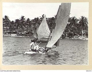 JACQUINOT BAY, NEW BRITAIN, 1945-05-20. COMPETITORS TACKING AROUND WITH THE WIND FOR THE START OF THE FIRST RACE OF THE GRAND CARNIVAL OF THE JACQUINOT BAY YACHT CLUB, ORGANISED BY 5 BASE SUB AREA. ..