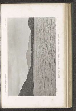 ["Gezicht op de oostkant en de landengte van Totoya", "East rim of Totoya, seen across the isthmus"]