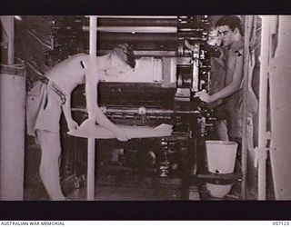 SEVENTEEN MILE, NEW GUINEA. 1943-09-23. VX70401 SAPPER (SPR) P. L. COURTNEY (LEFT) AND QX43862 SPR C. M. SMITH OF THE 2/1ST AUSTRALIAN ARMY TOPOGRAPHICAL SURVEY COMPANY, OPERATING A "MANN FAST ..