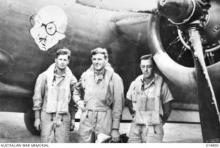 1943-05-24. NEW GUINEA. WING COMMANDER KEITH MCD. HAMPSHIRE, OF PERTH, (CENTRE), WHO WAS AWARDED THE D.S.O. FOR GALLANTRY IN NEW GUINEA. ALTHOUGH WOUNDED IN THE LEG WHEN HIS AIRCRAFT WAS HIT BY ACK ..