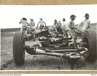 LYTTON, QLD. 1943-11-11. GUN DRILL AT T AUSTRALIAN HEAVY BATTERY, 155MM. EQUIPMENT. PERSONNEL ARE TRAINED HERE TO TAKE OVER FORTRESS AREAS IN NEW GUINEA. SHOWN: GUNNER E. LYNCH (1); GUNNER R. ..