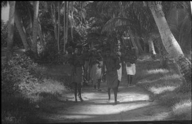Village people (2) : Nissan Island, Papua New Guinea, 1960 / Terence and Margaret Spencer