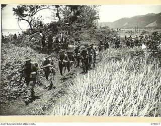 DAGUA, NEW GUINEA. 1945-03-25. MEMBERS OF B COMPANY, 2/2ND INFANTRY BATTALION, MOVING FROM THEIR BIVOUAC AREA TO RELIEVE A COMPANY IN THE TORRICELLI RANGES OVERLOOKING THE AIRSTRIP