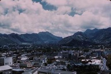 [Landscape of city and mountains in Nuʻuanu Pali, United States]