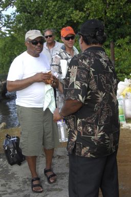 [Assignment: 48-DPA-SOI_K_Pohnpei_6-10-11-07] Pacific Islands Tour: Visit of Secretary Dirk Kempthorne [and aides] to Pohnpei Island, of the Federated States of Micronesia [48-DPA-SOI_K_Pohnpei_6-10-11-07__DI13961.JPG]