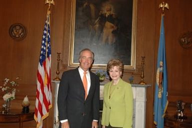 [Assignment: 48-DPA-06-25-07_SOI_K_Bordallo] Secretary Dirk Kempthorne [and aides meeting at Main Interior] with group led by Madeleine Bordallo, [Delegate from Guam to the U.S. House of Representatives] [48-DPA-06-25-07_SOI_K_Bordallo_DOI_4605.JPG]