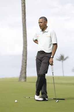 Barack Obama plays golf with Prime Minister Najib Razak, Joe Paulsen, and Mike Brush in Kaneohe Bay, Hawaii, December 24, 2014