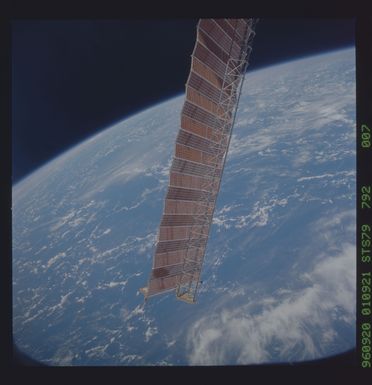 STS079-792-007 - STS-079 - Survey views of the Mir space station