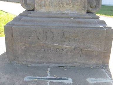 ["Uničov, a column with a statue of St. Anny Samoa, third.", "Uničov, sloup se sochou sv. Anny Samotřetí."]