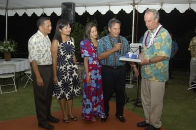 [Assignment: 48-DPA-SOI_K_Guam_6-6-7-07] Pacific Islands Tour: Visit of Secretary Dirk Kempthorne [and aides] to Guam, U.S. Territory [48-DPA-SOI_K_Guam_6-6-7-07__DI11935.JPG]