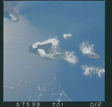 STS099-701-012 - STS-099 - Earth observations of the Hawaiian Islands taken from OV-105 during STS-99