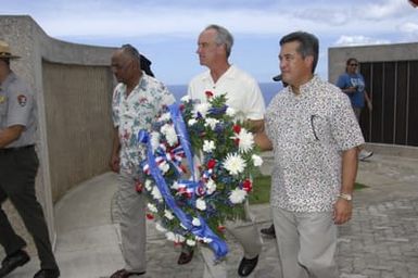[Assignment: 48-DPA-SOI_K_Guam_6-6-7-07] Pacific Islands Tour: Visit of Secretary Dirk Kempthorne [and aides] to Guam, U.S. Territory [48-DPA-SOI_K_Guam_6-6-7-07__DI11423.JPG]