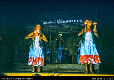 Oahu - International Market - sacred Hawaiian dance in honour of goddess of volcano, Pele