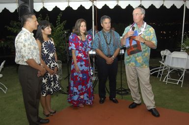 [Assignment: 48-DPA-SOI_K_Guam_6-6-7-07] Pacific Islands Tour: Visit of Secretary Dirk Kempthorne [and aides] to Guam, U.S. Territory [48-DPA-SOI_K_Guam_6-6-7-07__DI11943.JPG]