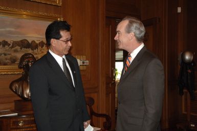 [Assignment: 48-DPA-02-05-08_SOI_K_Mori] Secretary Dirk Kempthorne [meeting at Main Interior] with delegation from the Federated States of Micronesia, led by Micronesia President Emanuel Mori [48-DPA-02-05-08_SOI_K_Mori_DOI_9613.JPG]