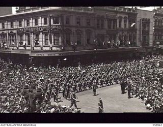 MELBOURNE, VIC. 1943-11-18. AFTER A LONG PERIOD OF FIGHTING IN NEW GUINEA, THE 17TH AUSTRALIAN INFANTRY BRIGADE WAS GIVEN LEAVE. AT THE CONCLUSION OF THE LEAVE, THE UNIT STAGED A MARCH THROUGH THE ..