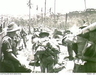 NEW BRITAIN, 1945-09. MEMBERS OF THE AUSTRALIAN MISSING PRISONERS INVESTIGATION UNIT (MPIU) ON SHORE PREPARING TO MAKE CAMP NEAR RABAUL. (RNZAF OFFICIAL PHOTOGRAPH.)