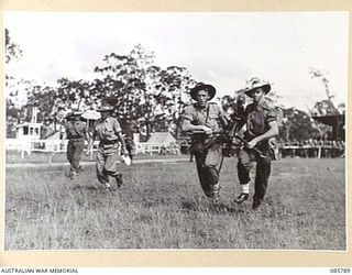 WONDECLA, ATHERTON TABLELAND, QLD. 1945-01-19. HQ 24 INFANTRY BRIGADE TROOPS PARTICIPATING IN THE MEDIUM MACHINE GUN RACE DURING THE 9 DIVISION GYMKHANA HELD AT THE HERBERTON RACECOURSE