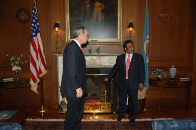 [Assignment: 48-DPA-02-25-08_SOI_K_Pres_Palau] Secretary Dirk Kempthorne [meeting at Main Interior] with government delegation from the Republic of Palau, [led by Palau President Tommy Remengesau. Secretary Kempthorne and President Remengesau discussed, among other subjects, the possibility of creating a National Heritage Area on the Palau island of Peleliu, along with the upcoming Review of the Palau-U.S. Compact of Free Association.] [48-DPA-02-25-08_SOI_K_Pres_Palau_IOD_1132.JPG]