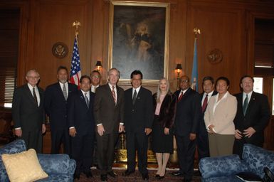 [Assignment: 48-DPA-02-05-08_SOI_K_Mori] Secretary Dirk Kempthorne [meeting at Main Interior] with delegation from the Federated States of Micronesia, led by Micronesia President Emanuel Mori [48-DPA-02-05-08_SOI_K_Mori_DOI_9659.JPG]