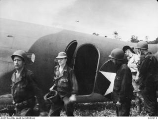 1942-11-11. NEW GUINEA. ALLIED TROOPS PREPARE TO ATTACK BUNA. AIR-BORNE AUSTRALIAN AND AMERICAN TROOPS ARRIVE AT A JUNGLE LANDING FIELD